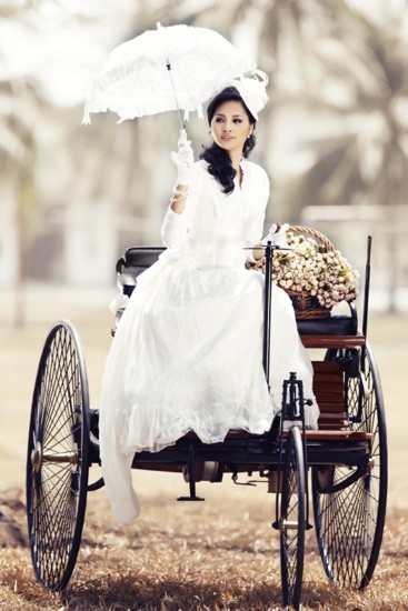 Hoa hậu Hương Giang duyên dáng bên chiếc ô tô đầu tiên trên thế giới ảnh 10